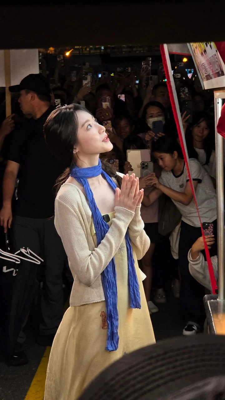 Mỹ nữ đứng ăn giữa đường khiến cả triệu người xao xuyến, biết mặt mộc mới bất ngờ Mỹ nữ đứng ăn giữa đường khiến cả triệu người xao xuyến, biết mặt mộc mới bất ngờ