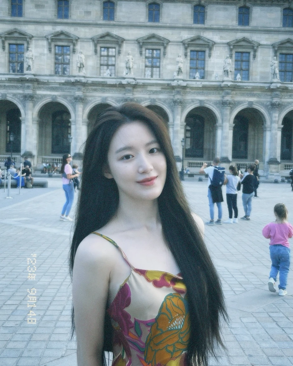 Mỹ nữ đứng ăn giữa đường khiến cả triệu người xao xuyến, biết mặt mộc mới bất ngờ Mỹ nữ đứng ăn giữa đường khiến cả triệu người xao xuyến, biết mặt mộc mới bất ngờ