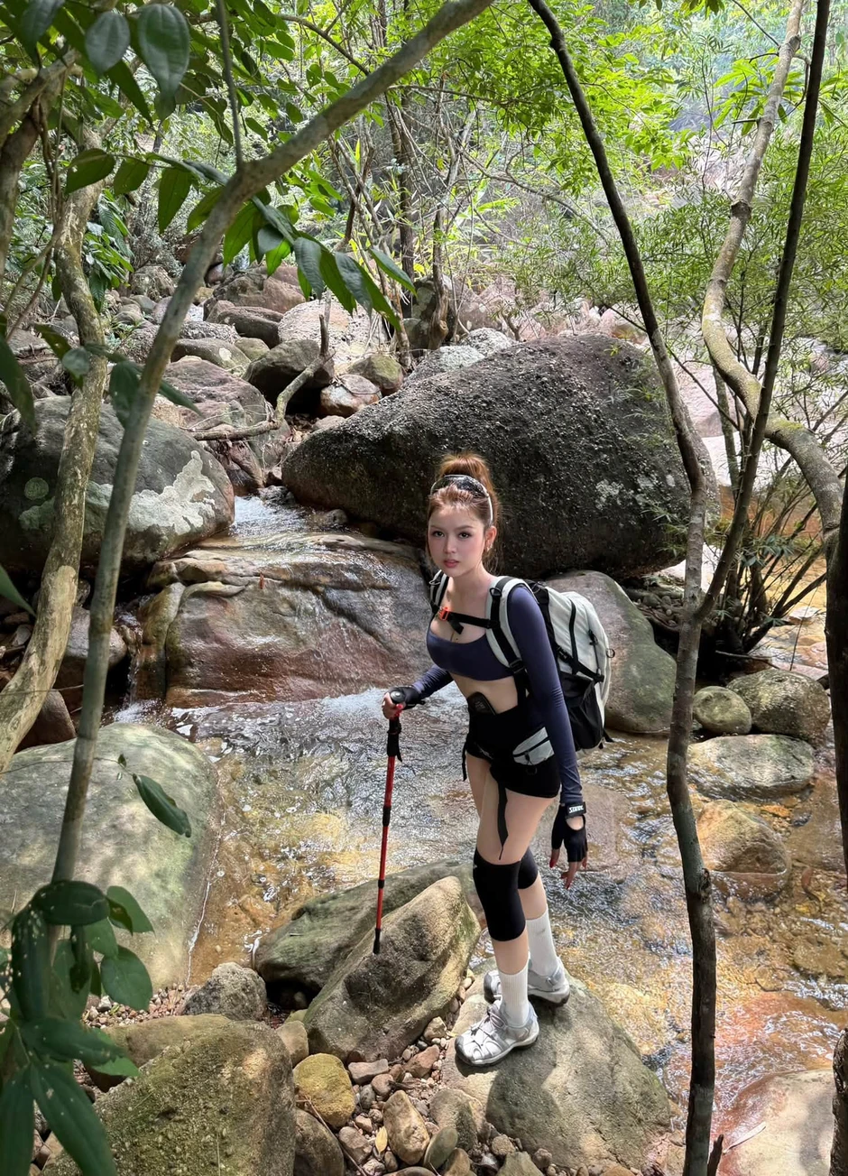 Mặc đồ gym đi trekking, hot girl thu hút mọi ánh nhìn