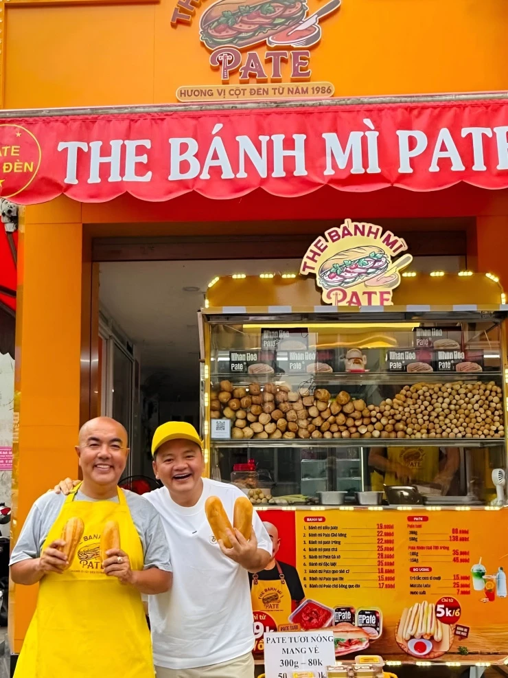 MC Quốc Thuận bán bánh mì vỉa hè TP HCM