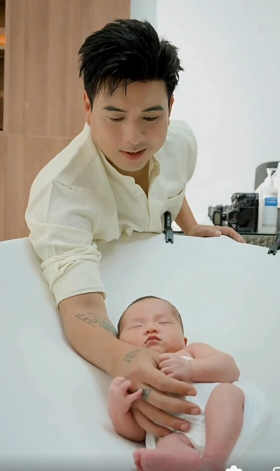 Mẹ vợ và 2 con trai Hồ Quang Hiếu gây chú ý