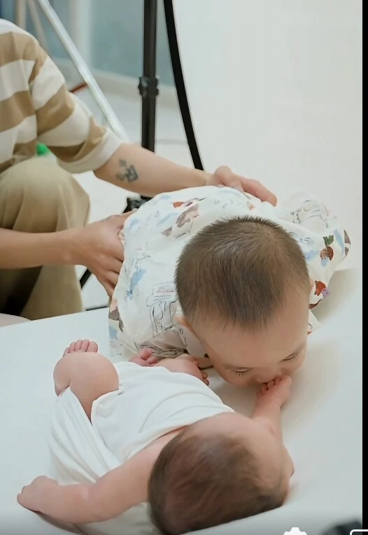 Mẹ vợ và 2 con trai Hồ Quang Hiếu gây chú ý