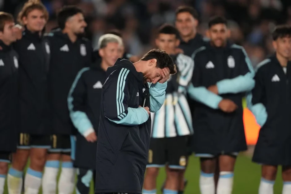 Messi ôm chặt nữ ca sĩ