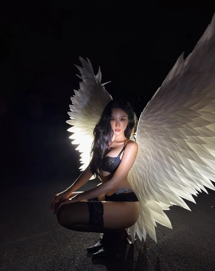 Mina Young "chơi lớn", hóa thân thành người mẫu Victoria’s Secret khiến anh em game thủ trầm trồ Mina Young "chơi lớn", hóa thân thành người mẫu Victoria’s Secret khiến anh em game thủ trầm trồ