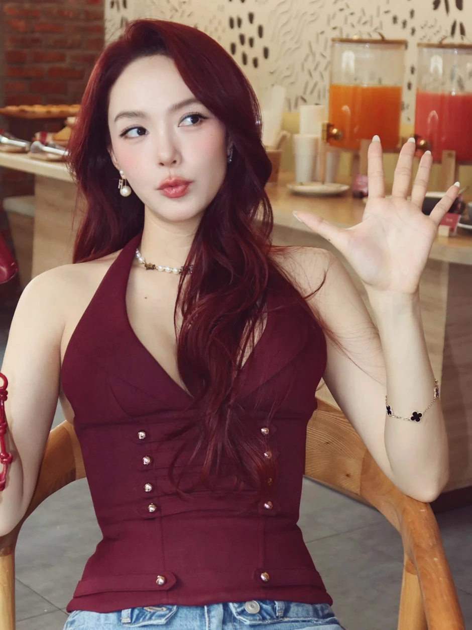 Minh Hằng tuyên bố "comeback", khoe dáng táo bạo khiến CĐM ngỡ ngàng Minh Hằng tuyên bố "comeback", khoe dáng táo bạo khiến CĐM ngỡ ngàng