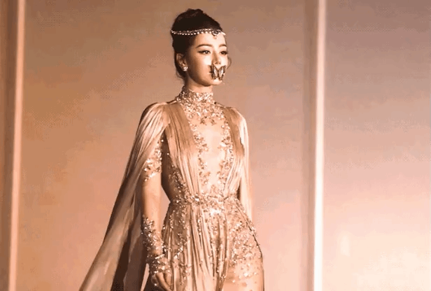 Mọi ống kính đều hướng về Địch Lệ Nhiệt Ba