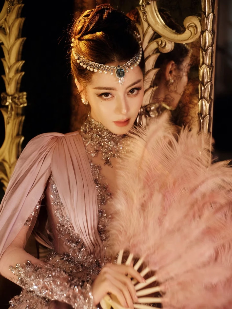 Mọi ống kính đều hướng về Địch Lệ Nhiệt Ba