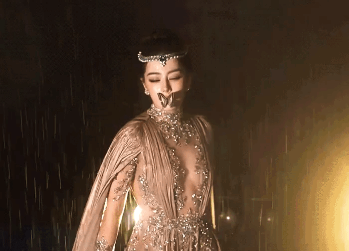 Mọi ống kính đều hướng về Địch Lệ Nhiệt Ba