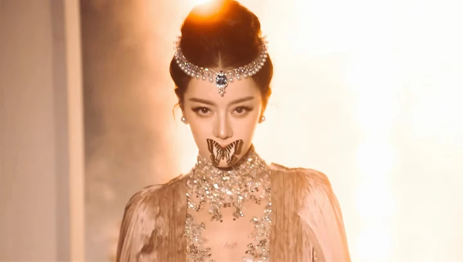 Mọi ống kính đều hướng về Địch Lệ Nhiệt Ba
