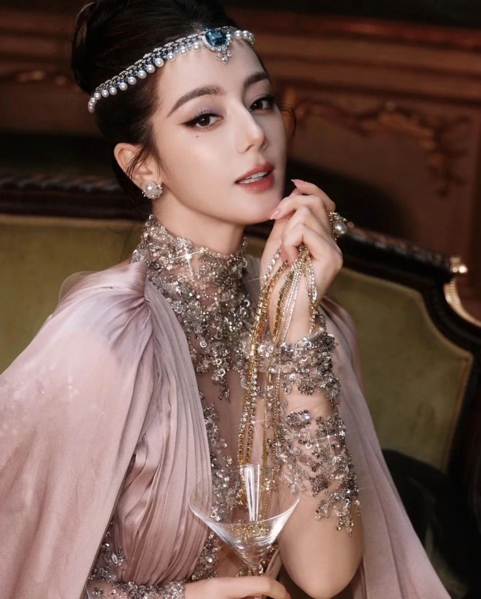 Mọi ống kính đều hướng về Địch Lệ Nhiệt Ba