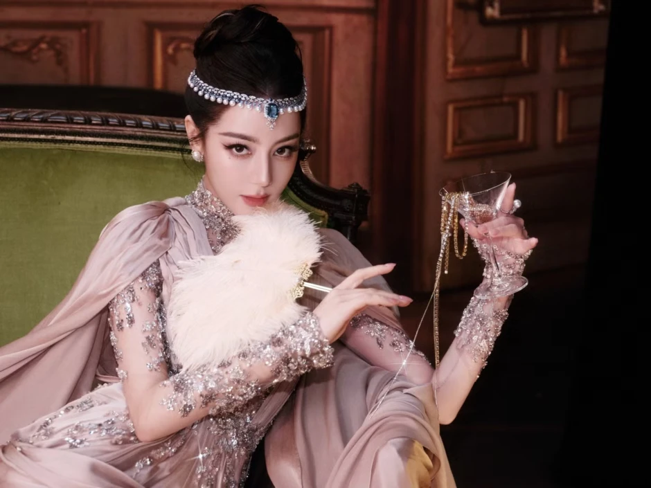Mọi ống kính đều hướng về Địch Lệ Nhiệt Ba
