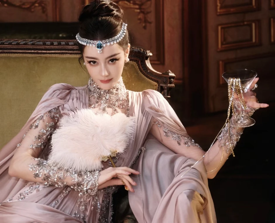 Mọi ống kính đều hướng về Địch Lệ Nhiệt Ba
