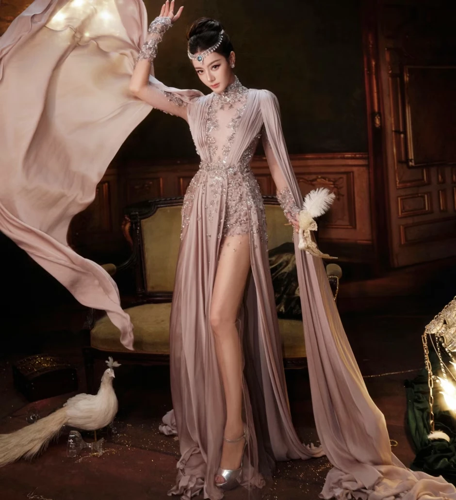 Mọi ống kính đều hướng về Địch Lệ Nhiệt Ba