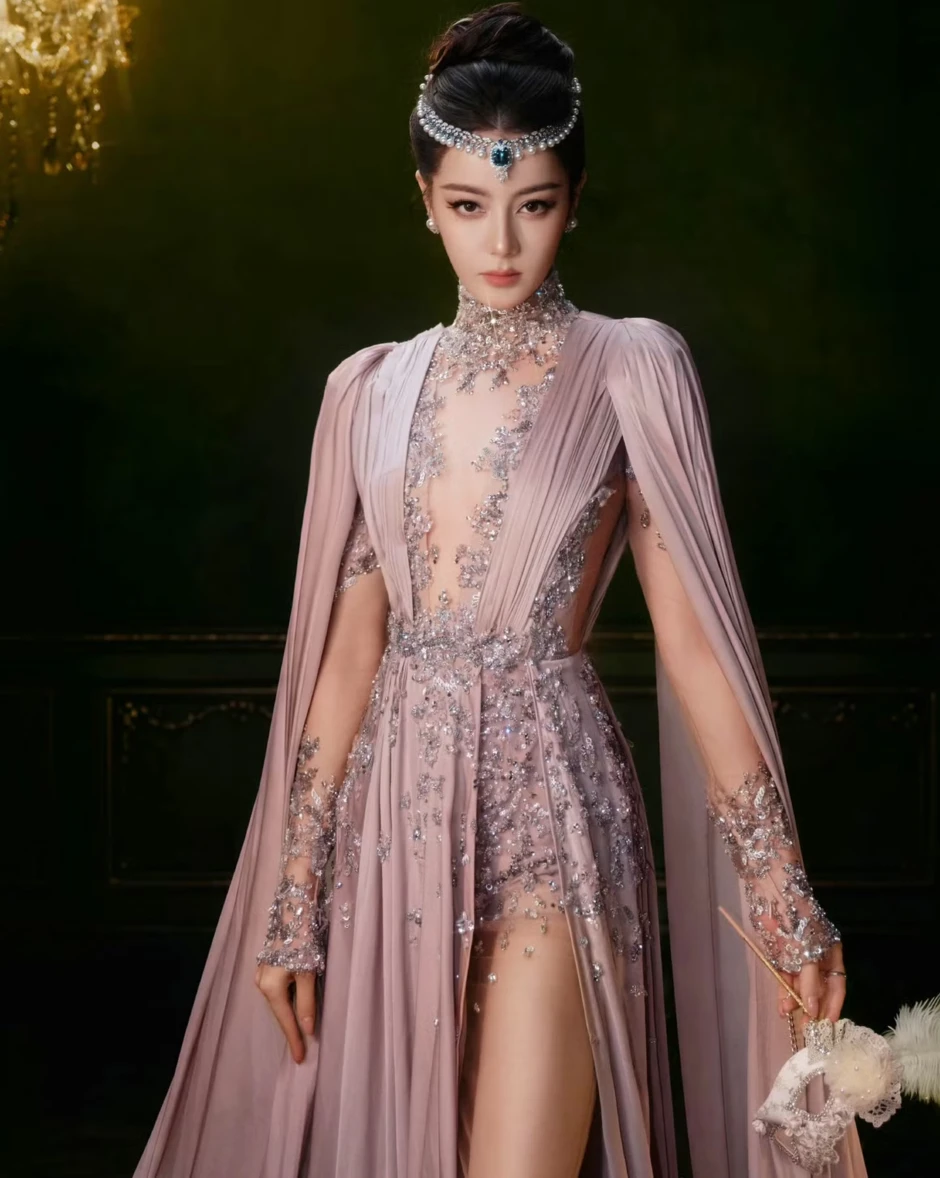 Mọi ống kính đều hướng về Địch Lệ Nhiệt Ba