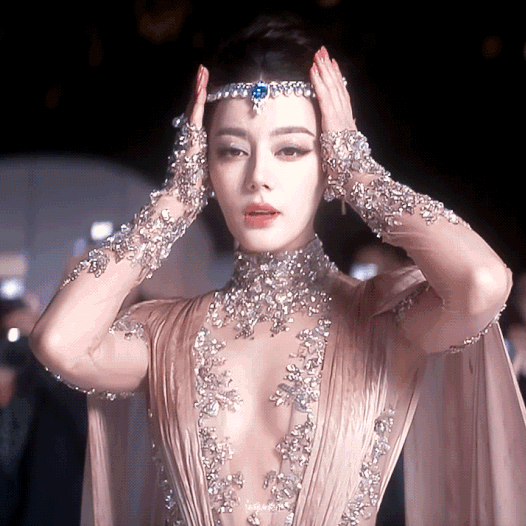 Mọi ống kính đều hướng về Địch Lệ Nhiệt Ba