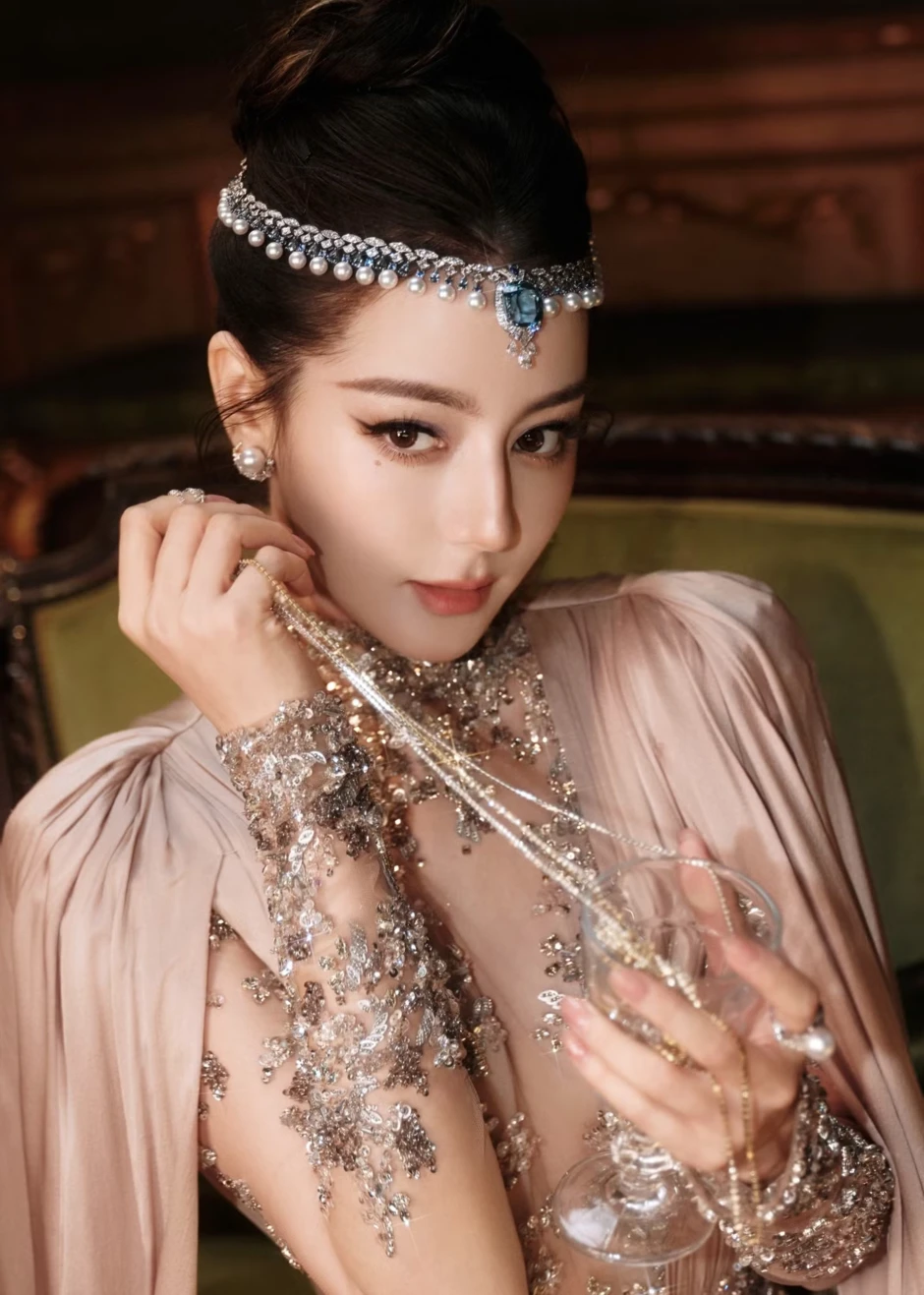 Mọi ống kính đều hướng về Địch Lệ Nhiệt Ba