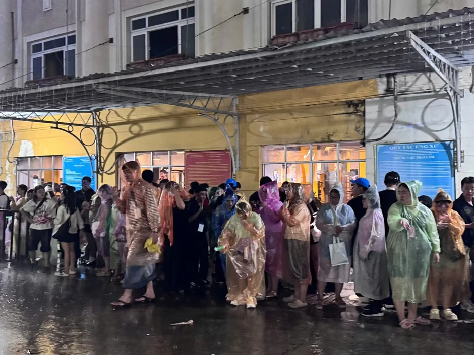 Mưa lớn ở TPHCM, hàng nghìn khán giả ở đêm nhạc Phương Mỹ Chi chạy loạn Mưa lớn ở TPHCM, hàng nghìn khán giả ở đêm nhạc Phương Mỹ Chi chạy loạn