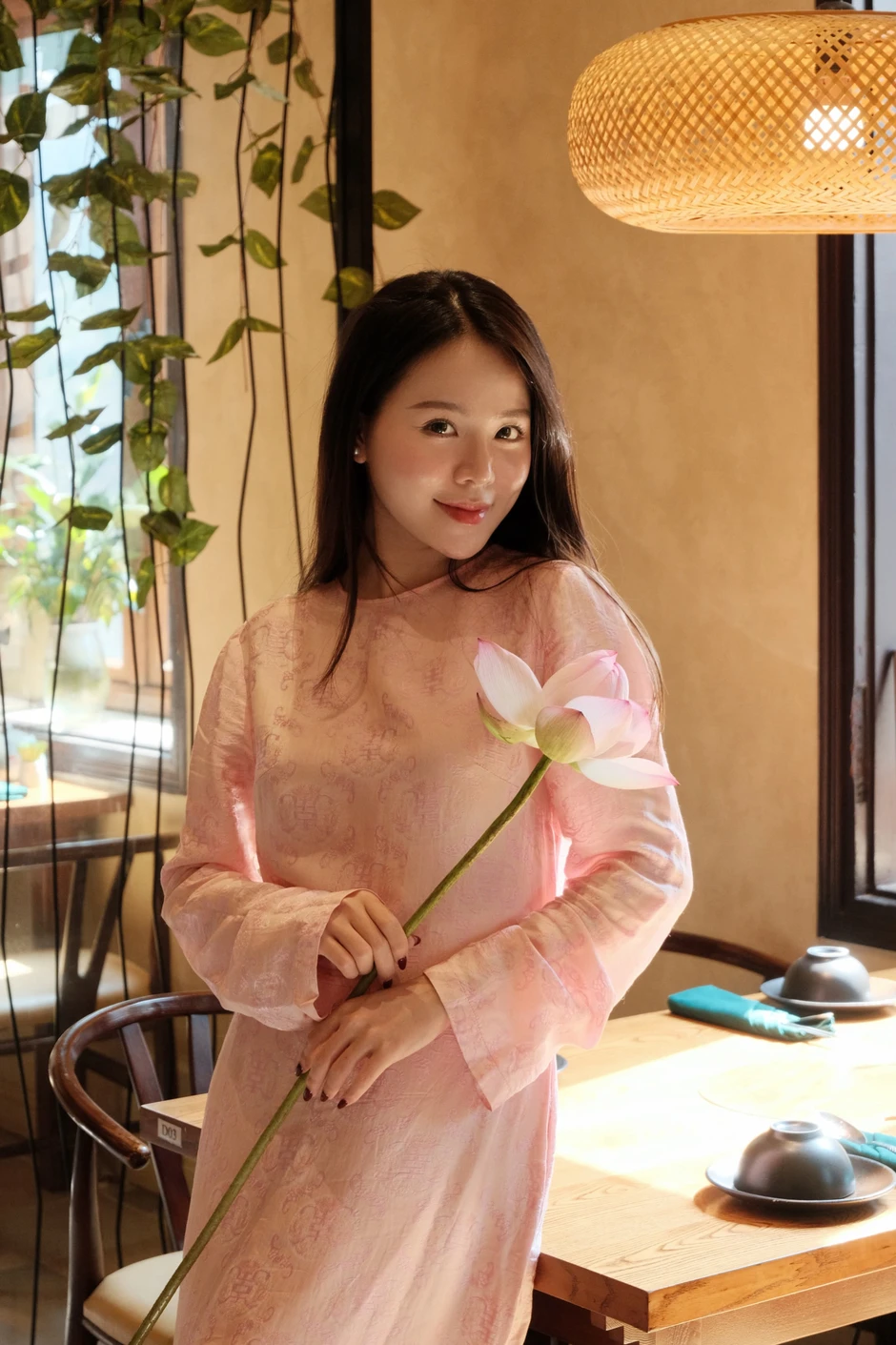 Ngẩn ngơ vì nhan sắc "gây thương nhớ" của cô giáo Ngữ văn trong ngày khai giảng