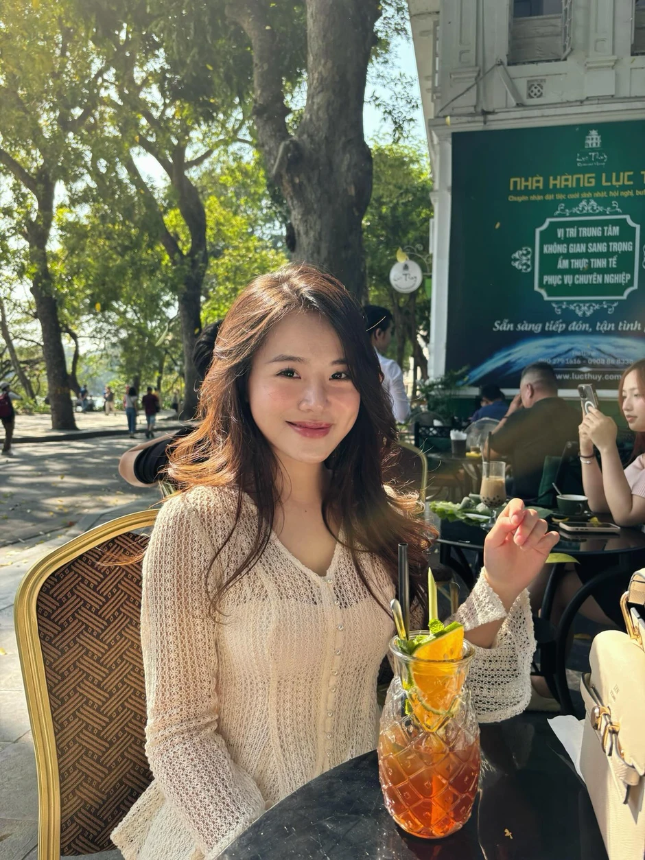 Ngẩn ngơ vì nhan sắc "gây thương nhớ" của cô giáo Ngữ văn trong ngày khai giảng