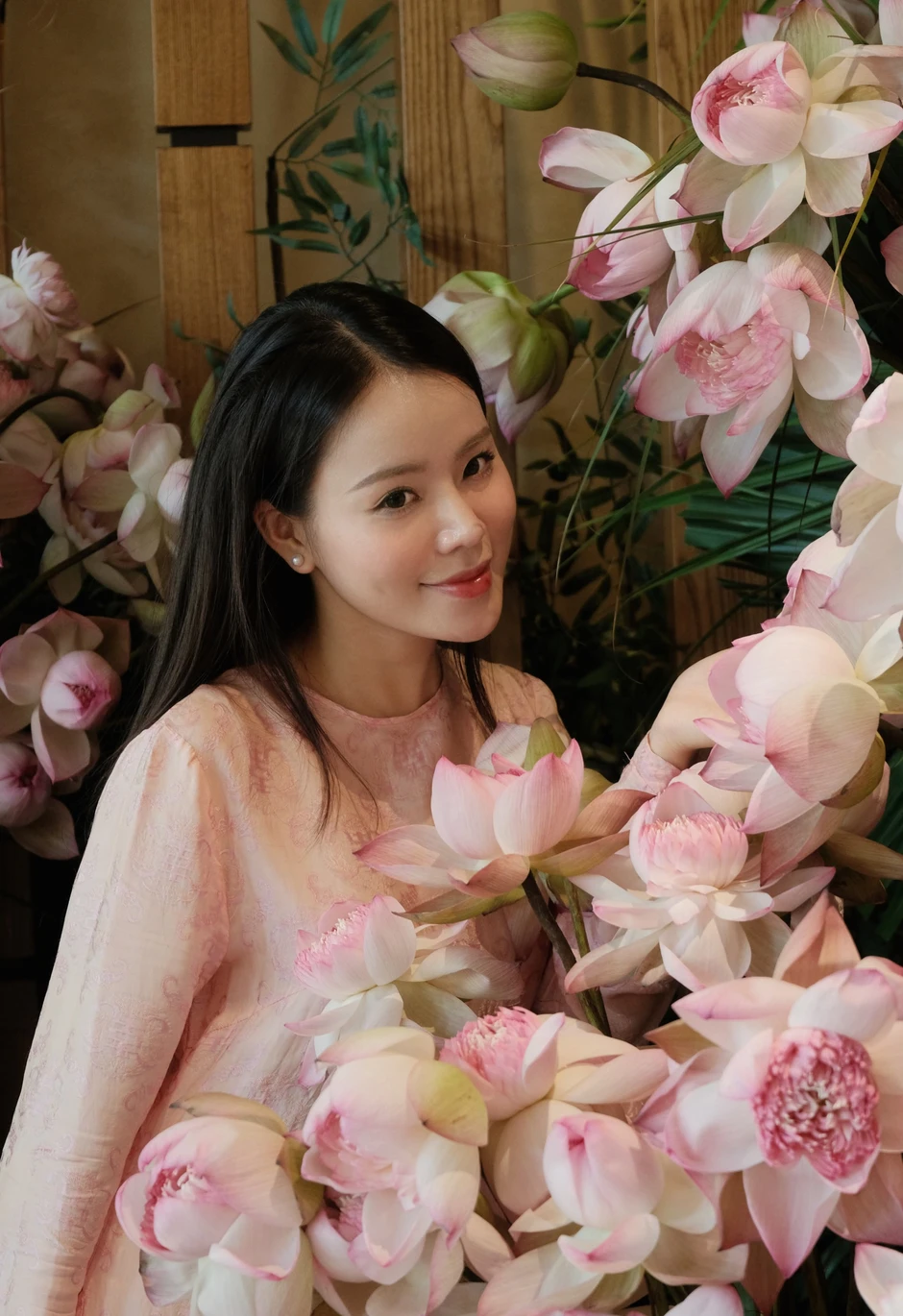 Ngẩn ngơ vì nhan sắc "gây thương nhớ" của cô giáo Ngữ văn trong ngày khai giảng