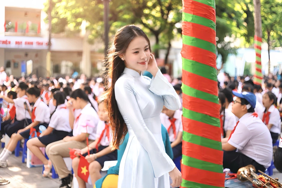 Ngẩn ngơ vì nhan sắc "gây thương nhớ" của cô giáo Ngữ văn trong ngày khai giảng