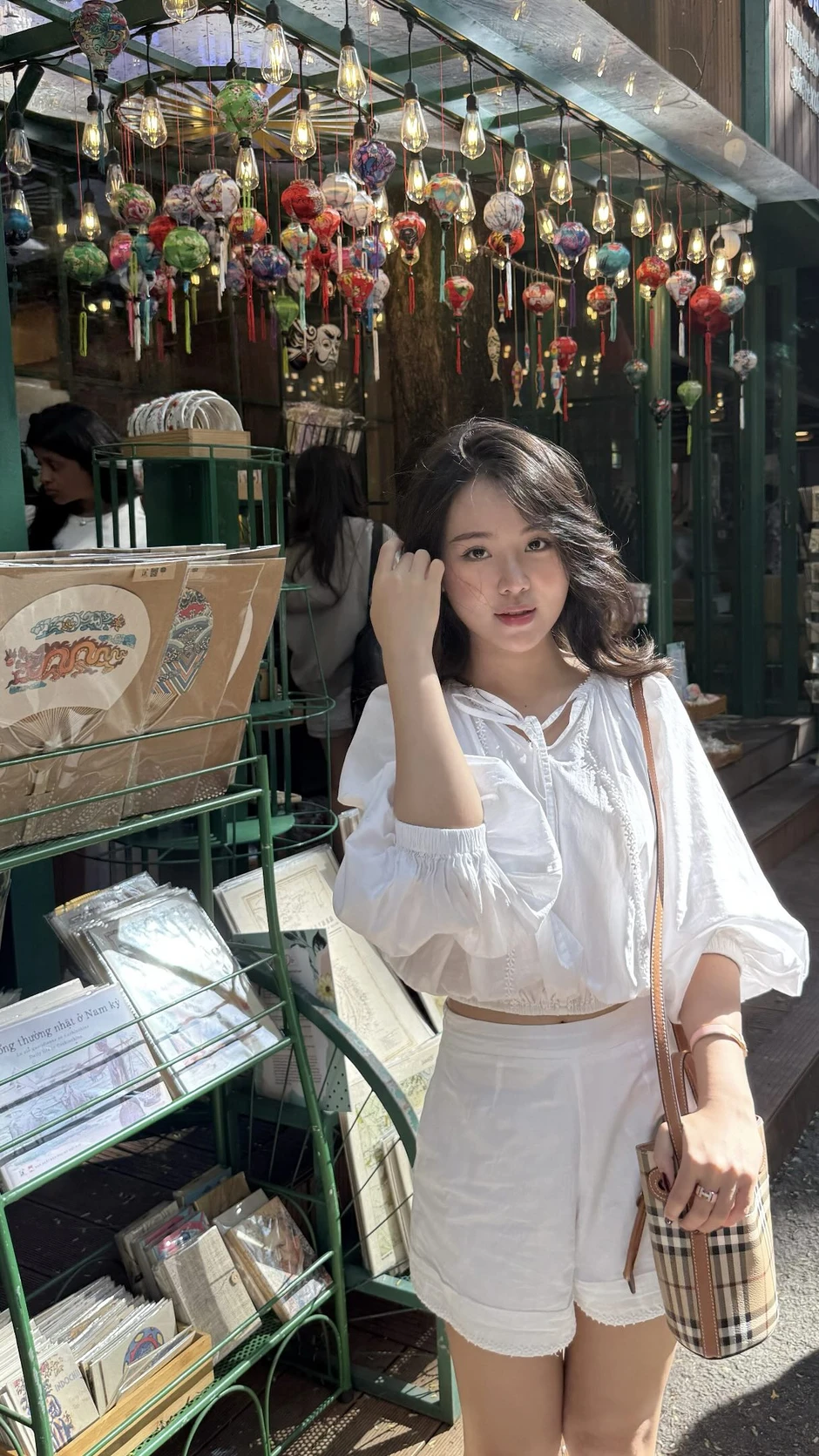 Ngẩn ngơ vì nhan sắc "gây thương nhớ" của cô giáo Ngữ văn trong ngày khai giảng