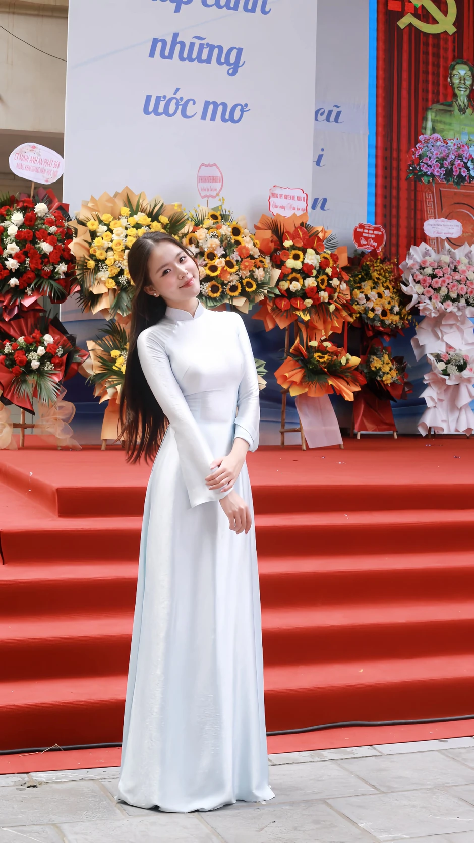 Ngẩn ngơ vì nhan sắc "gây thương nhớ" của cô giáo Ngữ văn trong ngày khai giảng