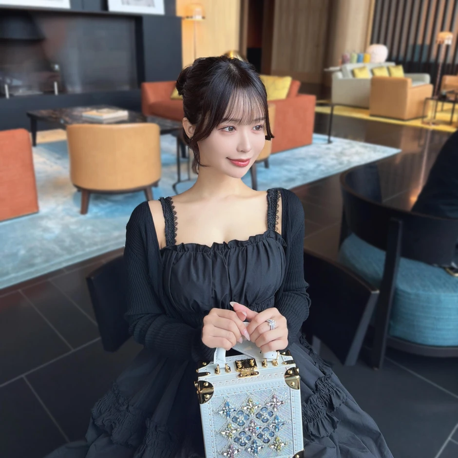 Nổi tiếng nhờ gợi cảm, hot girl Nhật Bản bất ngờ khoe bộ sưu tập hiếm có khó tìm, trị giá hơn 150 triệu đồng