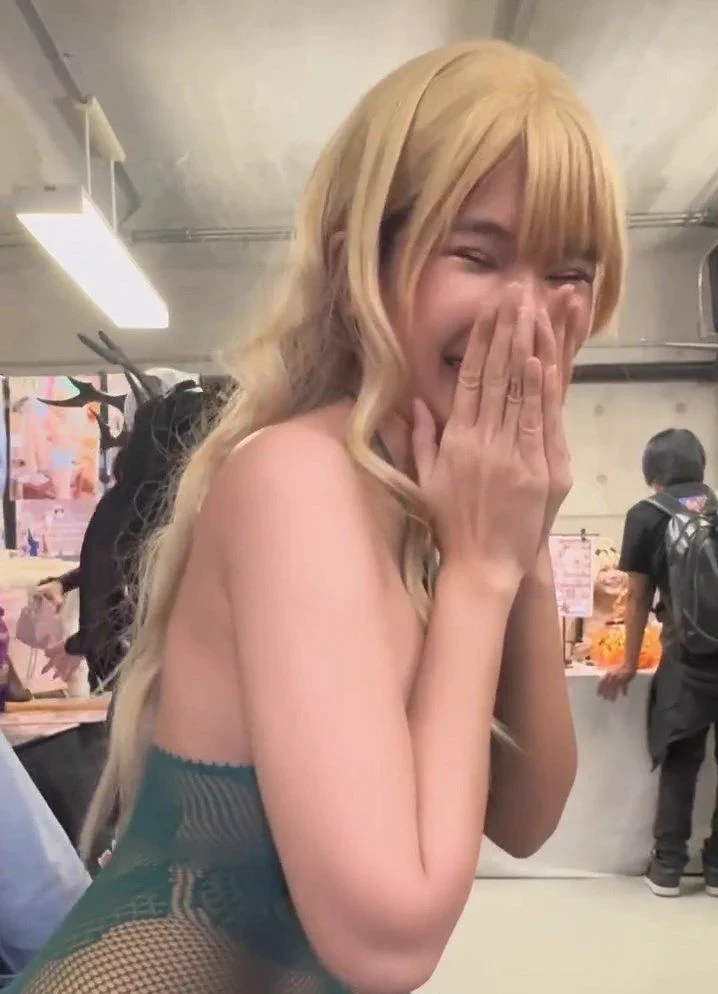 Nữ cosplayer hóa thân thành Malfoid dính chặt vào người fan suốt 10 phút vì... cúc áo