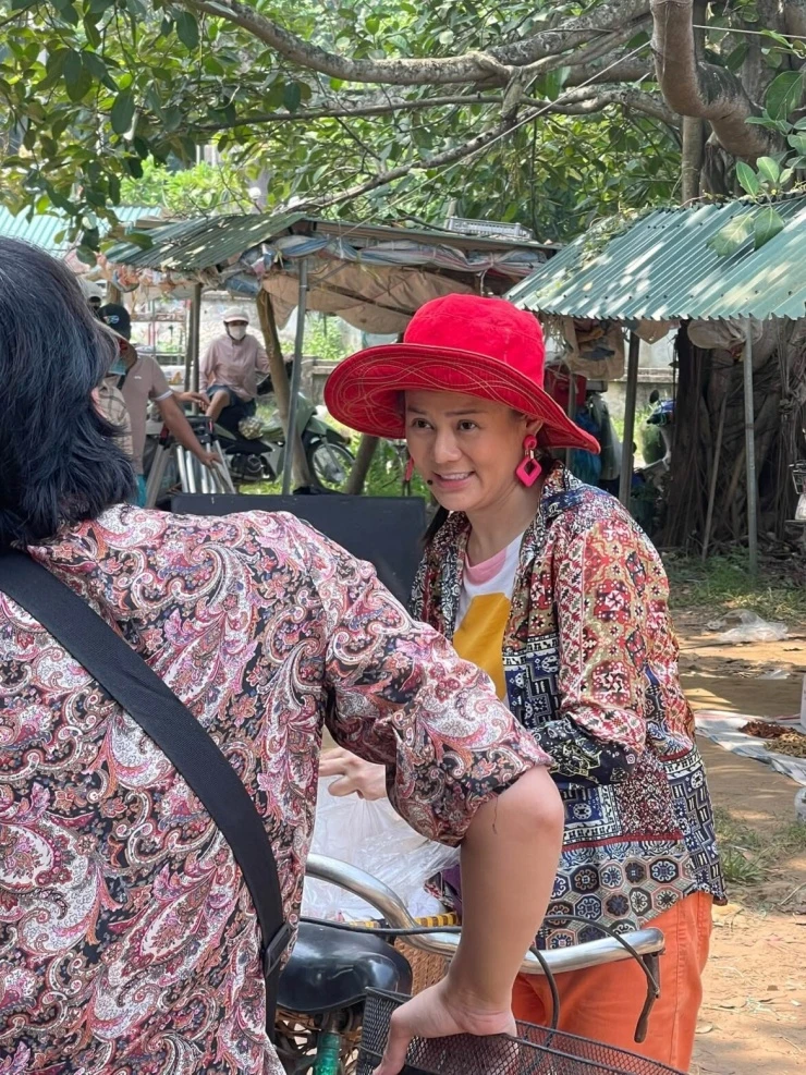 Nữ diễn viên quê Thanh Hóa gây chú ý với màn chặn xe “cưa” Duy Hưng