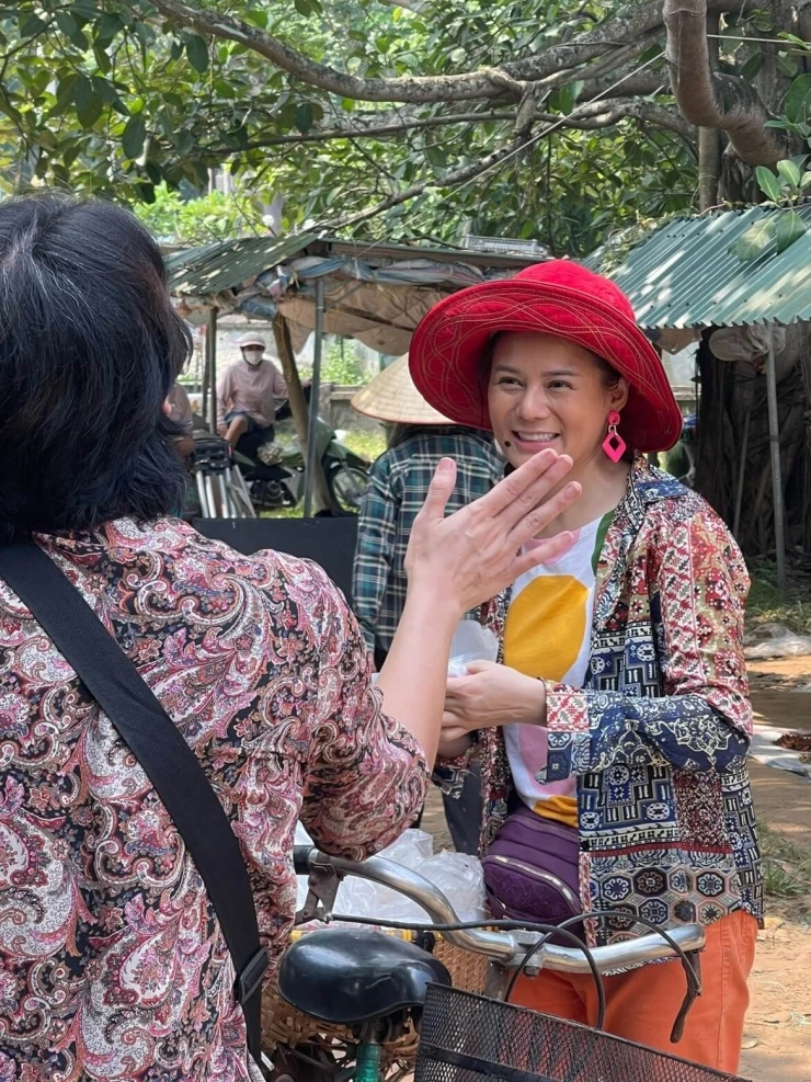Nữ diễn viên quê Thanh Hóa gây chú ý với màn chặn xe “cưa” Duy Hưng