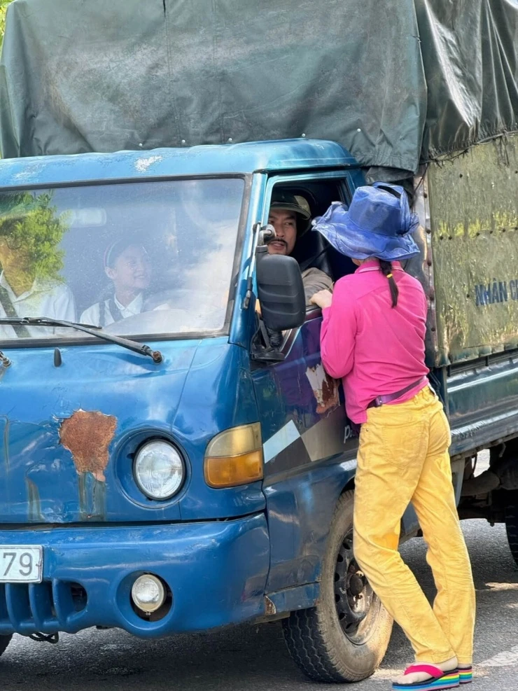 Nữ diễn viên quê Thanh Hóa gây chú ý với màn chặn xe “cưa” Duy Hưng