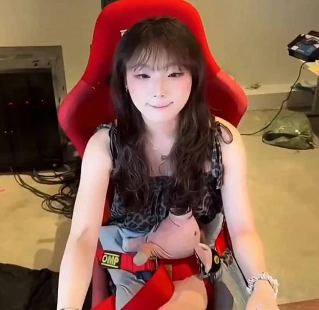 Nữ streamer gây sốc với "ghế tr.a t.ấn", câu donate bất chấp khiến CĐM sững sờ