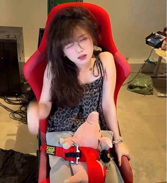 Nữ streamer gây sốc với "ghế tr.a t.ấn", câu donate bất chấp khiến CĐM sững sờ