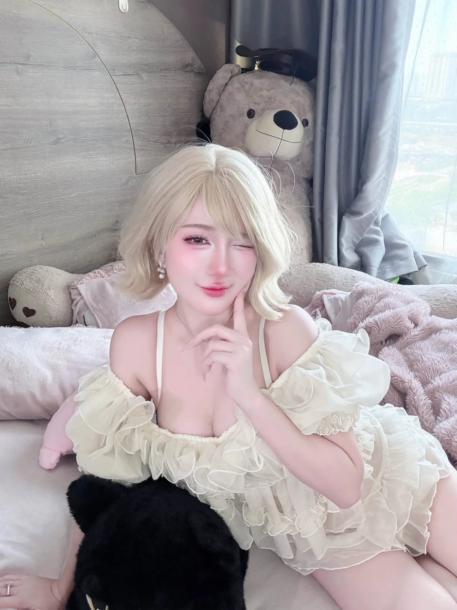Phan Hoàng Thiên Thy cập nhật giao diện ngày càng cuốn hút, còn tung cả khoảnh khắc riêng tư Phan Hoàng Thiên Thy cập nhật giao diện ngày càng cuốn hút, còn tung cả khoảnh khắc riêng tư