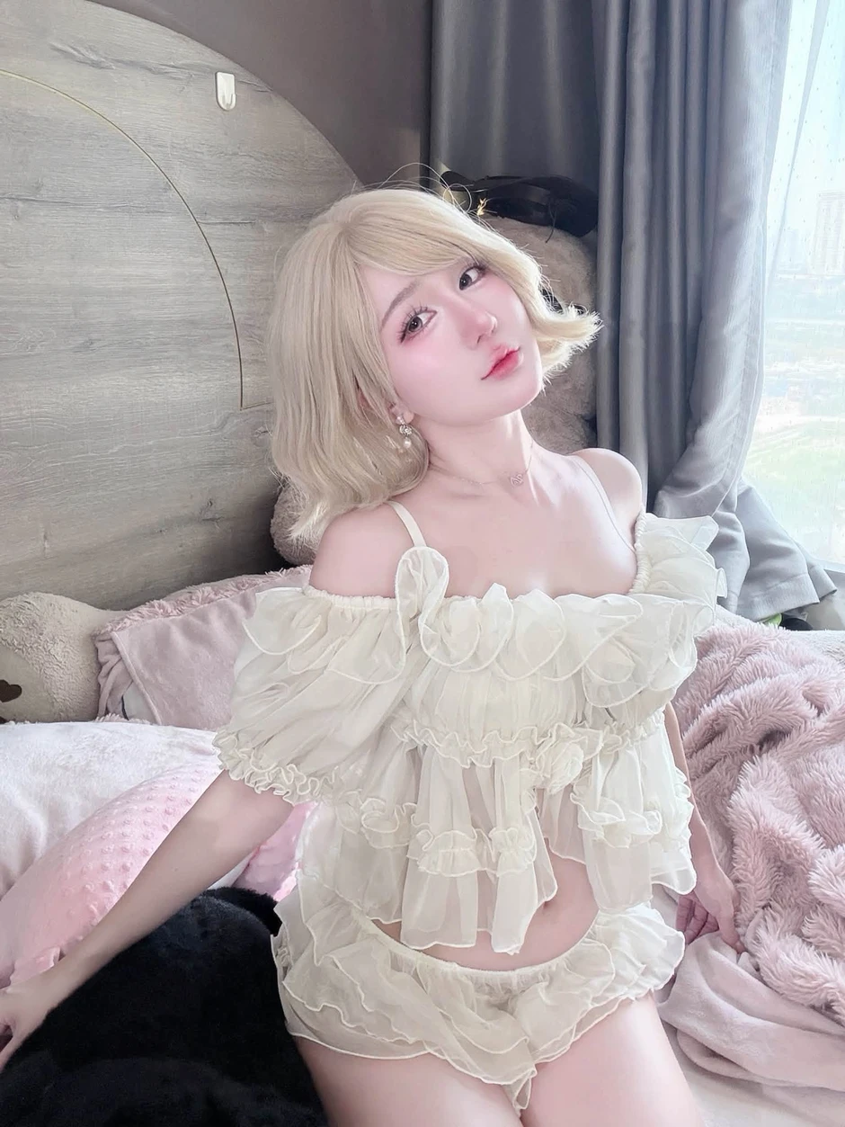 Phan Hoàng Thiên Thy cập nhật giao diện ngày càng cuốn hút, còn tung cả khoảnh khắc riêng tư Phan Hoàng Thiên Thy cập nhật giao diện ngày càng cuốn hút, còn tung cả khoảnh khắc riêng tư
