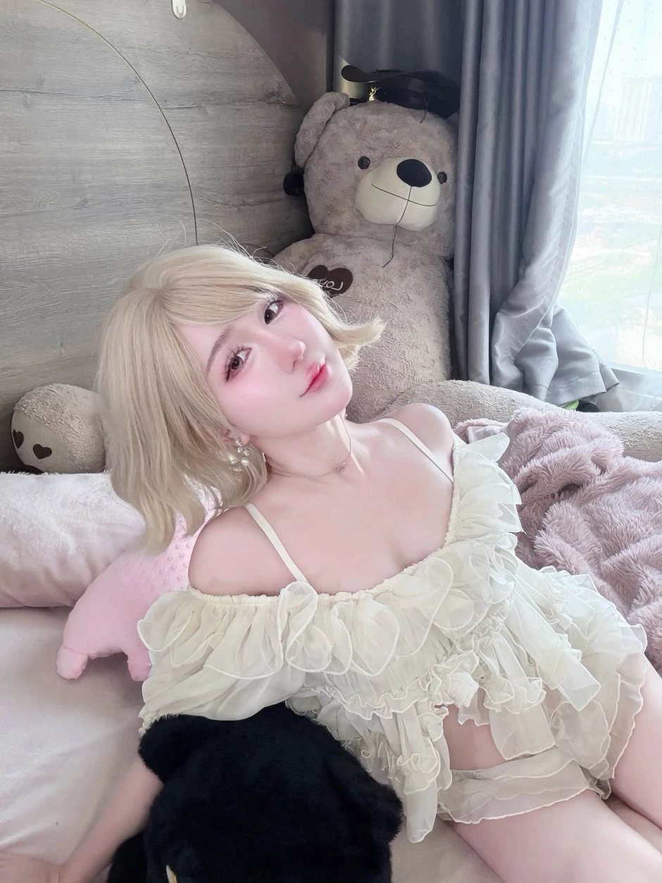 Phan Hoàng Thiên Thy cập nhật giao diện ngày càng cuốn hút, còn tung cả khoảnh khắc riêng tư Phan Hoàng Thiên Thy cập nhật giao diện ngày càng cuốn hút, còn tung cả khoảnh khắc riêng tư