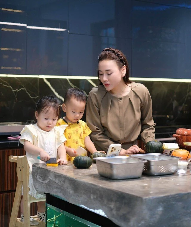 Phương Oanh ở tuổi 37 tận hưởng cuộc sống bên cặp song sinh đáng yêu Phương Oanh ở tuổi 37 tận hưởng cuộc sống bên cặp song sinh đáng yêu