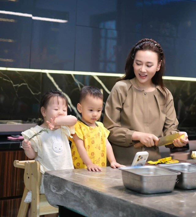 Phương Oanh ở tuổi 37 tận hưởng cuộc sống bên cặp song sinh đáng yêu Phương Oanh ở tuổi 37 tận hưởng cuộc sống bên cặp song sinh đáng yêu