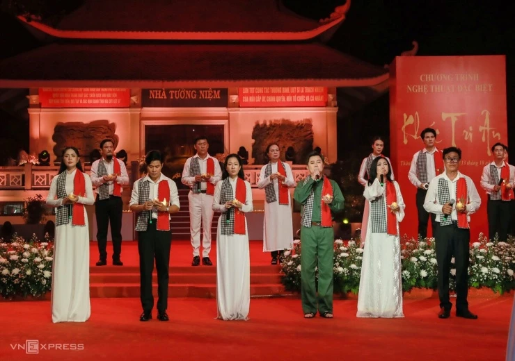 Phút lắng đọng ở đêm nghệ thuật Khúc tri ân Phút lắng đọng ở đêm nghệ thuật Khúc tri ân