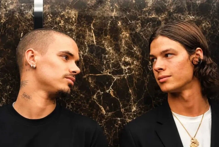 Romeo Beckham khóa môi bạn diễn đồng giới trong phim đầu tay Romeo Beckham khóa môi bạn diễn đồng giới trong phim đầu tay