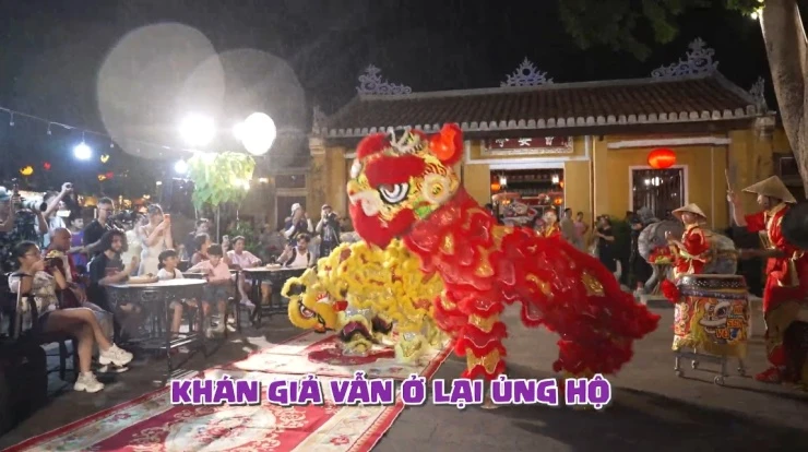 Sân khấu “Bố ơi mình đi đâu thế?” ở Hội An đổ sập vì mưa gió Sân khấu “Bố ơi mình đi đâu thế?” ở Hội An đổ sập vì mưa gió