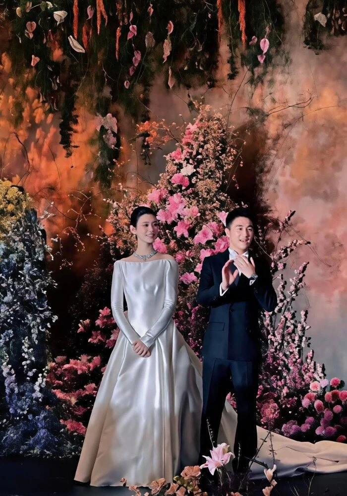 Siêu mẫu Hề Mộng Dao đeo vàng trĩu cổ trong lễ cưới với chồng đại gia