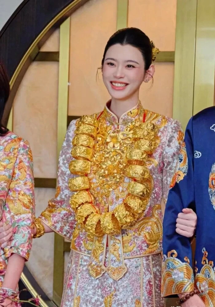 Siêu mẫu Hề Mộng Dao đeo vàng trĩu cổ trong lễ cưới với chồng đại gia