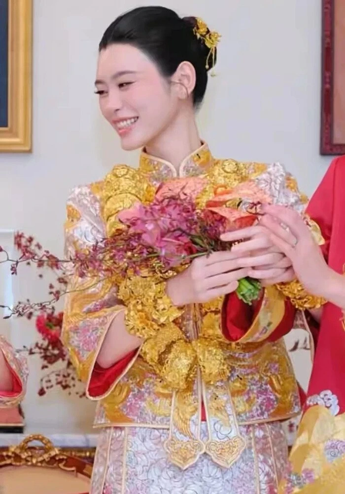 Siêu mẫu Hề Mộng Dao đeo vàng trĩu cổ trong lễ cưới với chồng đại gia