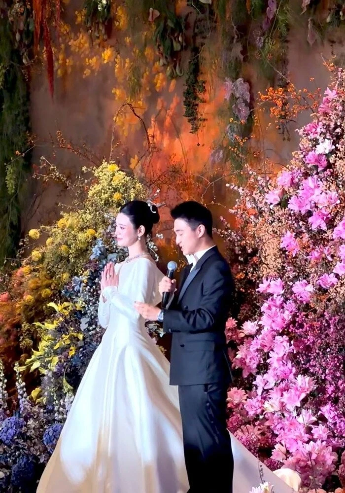 Siêu mẫu nội y Hề Mộng Dao đeo vàng trĩu cổ trong lễ cưới với chồng đại gia Siêu mẫu nội y Hề Mộng Dao đeo vàng trĩu cổ trong lễ cưới với chồng đại gia