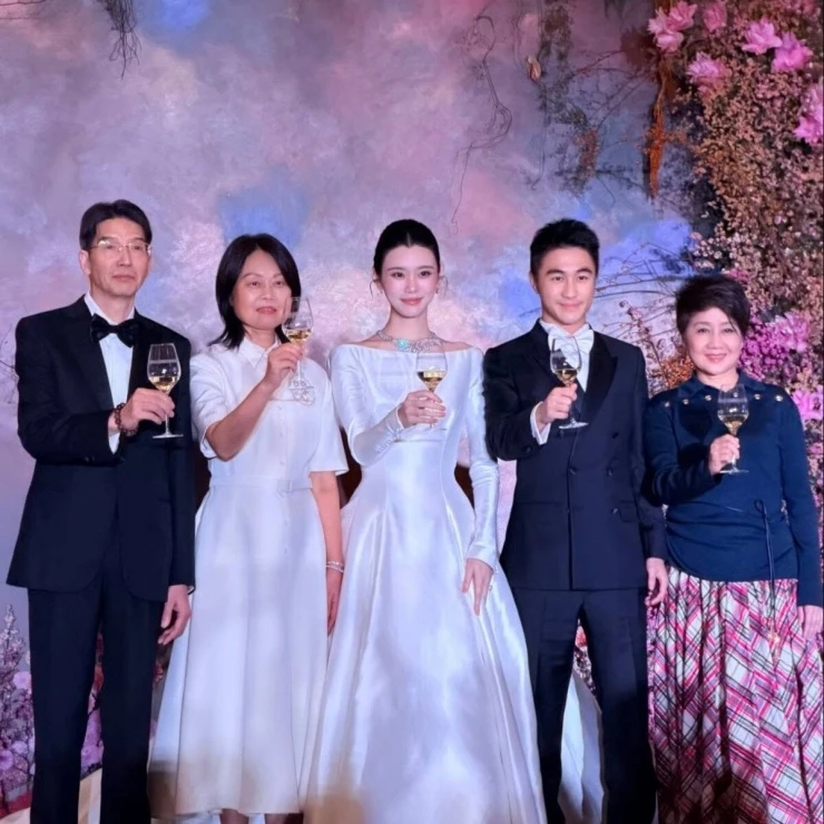 Siêu mẫu nội y Hề Mộng Dao đeo vàng trĩu cổ trong lễ cưới với chồng đại gia Siêu mẫu nội y Hề Mộng Dao đeo vàng trĩu cổ trong lễ cưới với chồng đại gia