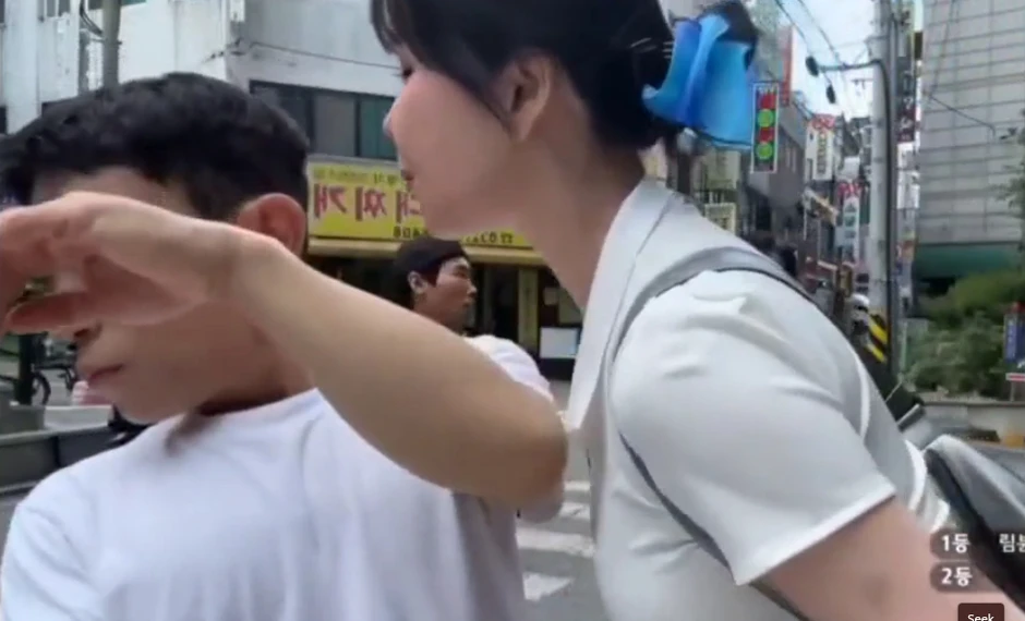 Sốc trước màn ẩu đả b.ẩn th.ỉ.u của hai streamer giữa phố, dân mạng nghi dàn xếp, chiêu trò câu view Sốc trước màn ẩu đả b.ẩn th.ỉ.u của hai streamer giữa phố, dân mạng nghi dàn xếp, chiêu trò câu view
