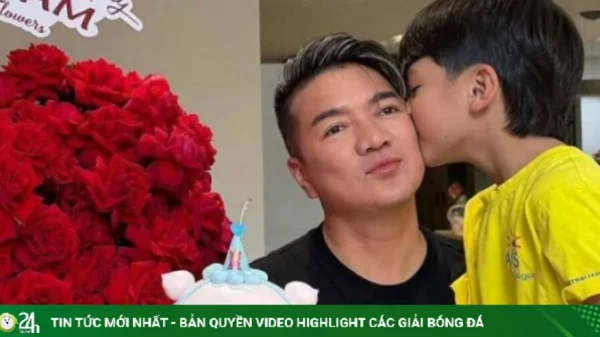 Ảnh sao 3/10: Con trai hôn má mừng sinh nhật Đàm Vĩnh Hưng kenhtingame com thumb anh sao 3 10 con trai hon ma mung sinh nhat dam vinh hung b57e1790993677837 940w