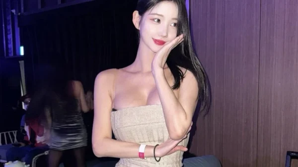 Bất ngờ ghé thăm Việt Nam, nữ idol khoe dáng bốc lửa, khiến fan tiếc "nháo nhào" săn chữ ký kenhtingame com thumb bat ngo ghe tham viet nam nu idol khoe dang boc lua khien fan tiec quot nhao nhao quot san chu ky 2dfd1790855535440 940w